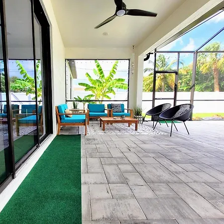 Blue Door Retreat - Luxury Pool Home - Sleeps 8
